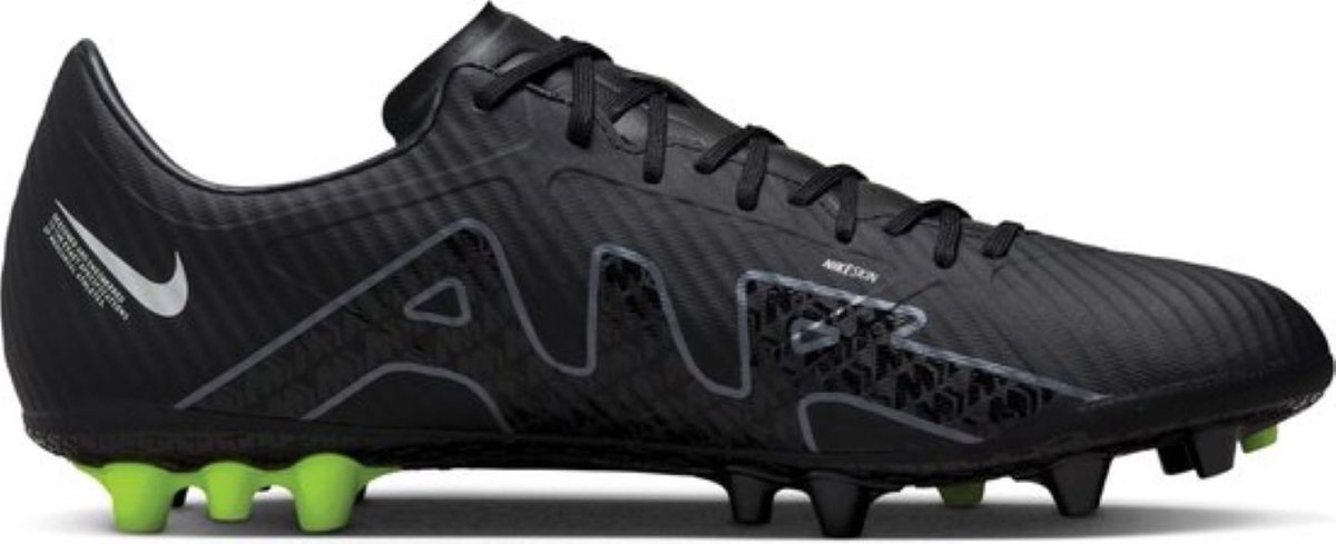Zwarte Nike Zoom Vapor 15 voetbalschoenen voor mannen, maat 41, met vetersluiting en dunne NikeSkin overlay.