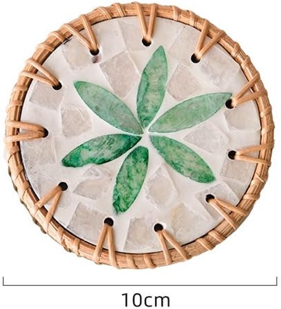 Een ronde onderzetter van 10 cm met rotan rand en mozaïek van groene bladeren op een witte achtergrond.