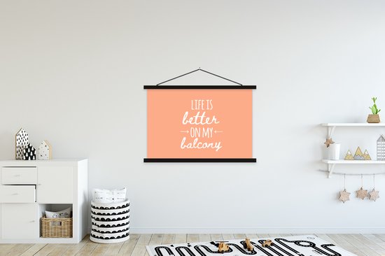 Posterhanger incl. Poster 150x100 cm - Schoolplaat - Spreuken - Life is better on my balcony - Quotes - Textielposter - Zwarte latten