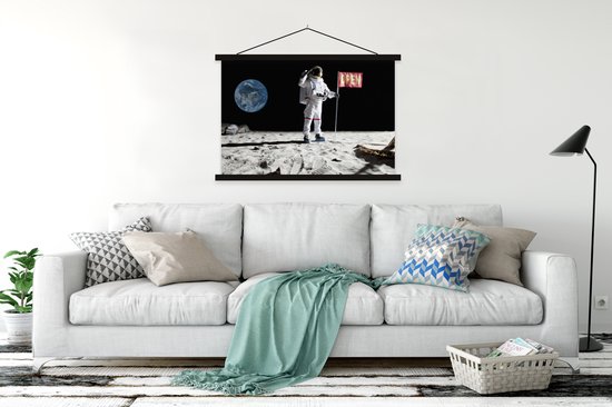 Posterhanger incl. Poster 120x80 cm - Schoolplaat - Astronaut - Maan - Vlag - Textielposter - Zwarte latten