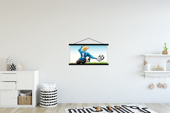 Posterhanger incl. Poster 90x45 cm - Schoolplaat - Een illustratie van een keeper die de voetbal stopt - Jongens - Meisjes - Kinderen - Textielposter - Zwarte latten
