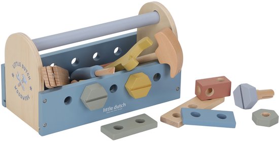 Houten gereedschapskist met blauwe voorkant, gevuld met gereedschap zoals een hamer, schroefjes en een moersleutel. Houten onderdelen liggen ernaast.