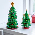 Deux sapins de Noël LEGO verts avec des ornements, côte à côte.