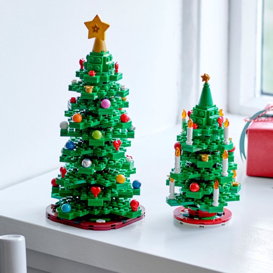 Deux sapins de Noël LEGO verts avec des ornements, côte à côte.