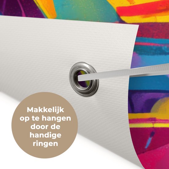 Detail van een tuinposter met een oogje, en de tekst "Makkelijk op te hangen door de handige ringen".
