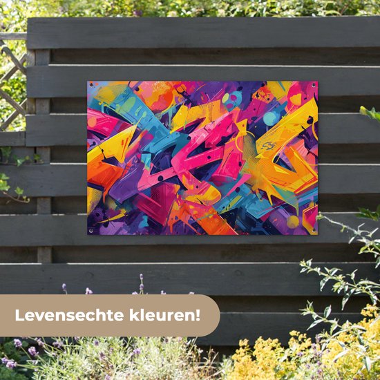 Een levendige abstracte graffiti poster hangt aan een donkere houten schutting met de tekst "Levensechte kleuren!".