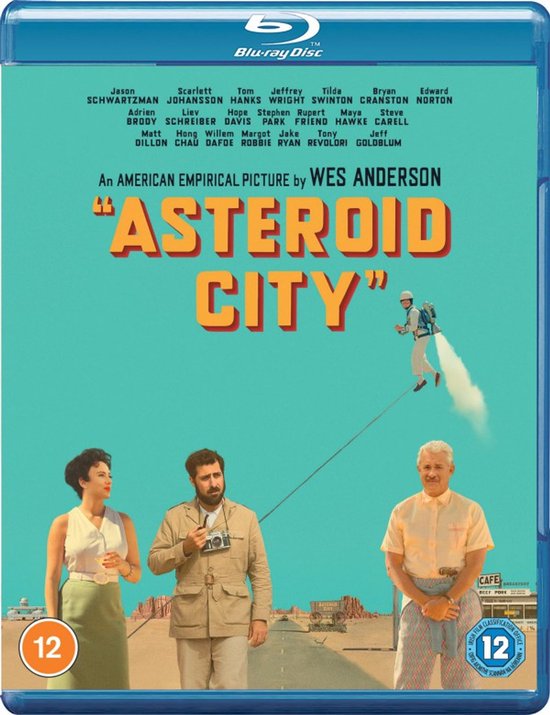 Asteroid City Blu-ray hoes met tekst en acteurs. Centraal staan drie personen, links een vrouw, midden een man, rechts een man.