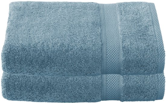 Deux draps de bain bleu arctique pliés, ornés d'une bande décorative à motif damier.
