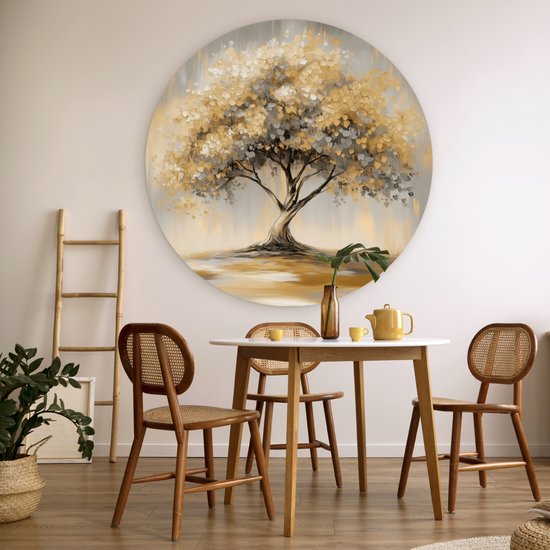 Ronde schilderij van een abstracte boom met gouden en grijze bladeren, boven een eettafel met stoelen.