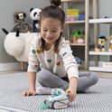 Meisje speelt met de Everest sneeuwschuiver speelgoedauto met Paw Patrol figuur Everest.