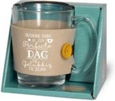 Theeglas -Gelukkig - Gevuld met verpakte toffees - Voorzien van een zijden lint met de tekst "Speciaal voorjou"- in cadeauverpakking met gekleurd lint