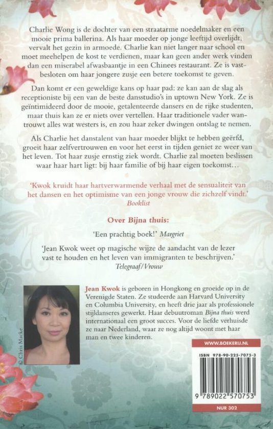 Foto van Jean Kwok, auteur van 'Dans met mij'. Ze is een Aziatische vrouw met lang zwart haar en draagt een groen jasje met kleurrijke bloemenpatronen.