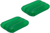 Voordeelset van 2x stuks opblaasbare kussens groen 32 cm - Reiskussens voor strand/auto of in het zwembad