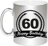 Zilveren Happy Birthday 60 years cadeau mok / beker met wimpel - 330 ml - keramiek - verjaardags koffiemok / theebeker