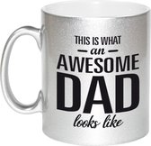 This is what an awesome dad looks like tekst cadeau mok / beker - zilver - Vaderdag - 330 ml