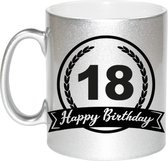 Zilveren Happy Birthday 18 years cadeau mok / beker met wimpel - 330 ml - keramiek - verjaardags koffiemok / theebeker