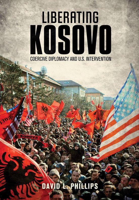 Boekomslag van "Liberating Kosovo" met een menigte die Albanese en Amerikaanse vlaggen zwaait.