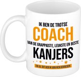 Ik ben de trotse coach van de grappigste, leukste en beste kanjers koffiemok / theebeker - wit - 300 ml - oranje en zwarte letters - cadeau voor coach / begeleider / trainer