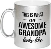 Awesome grandpa / opa zilveren cadeau mok / beker 330 ml