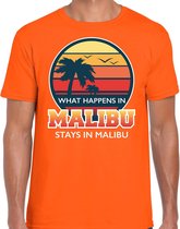 Malibu zomer t-shirt / shirt What happens in Malibu stays in Malibu voor heren - oranje - Malibu party / vakantie outfit / kleding/ feest shirt M