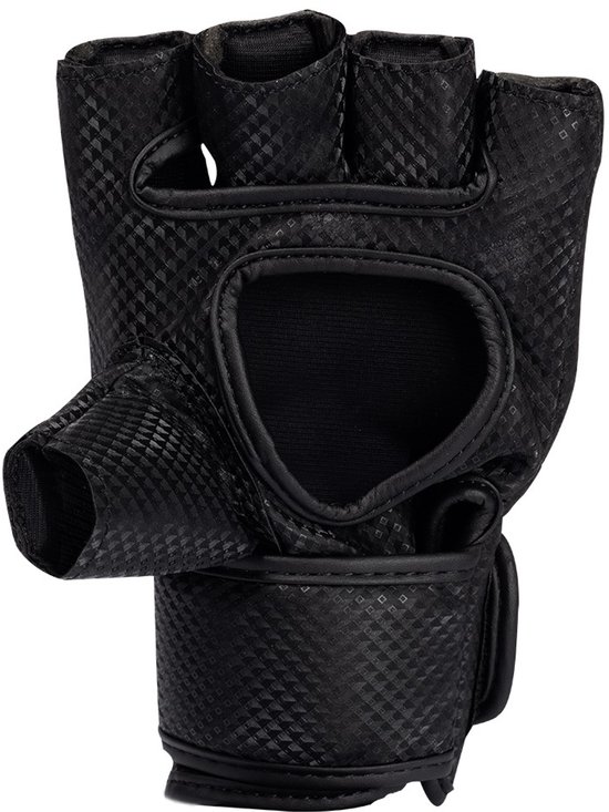 Zwarte Gorilla Wear MMA handschoen met open vingers en polsband. De handschoen heeft een textuur met kleine ruiten, een open handpalm en de opening voor de duim is zichtbaar.