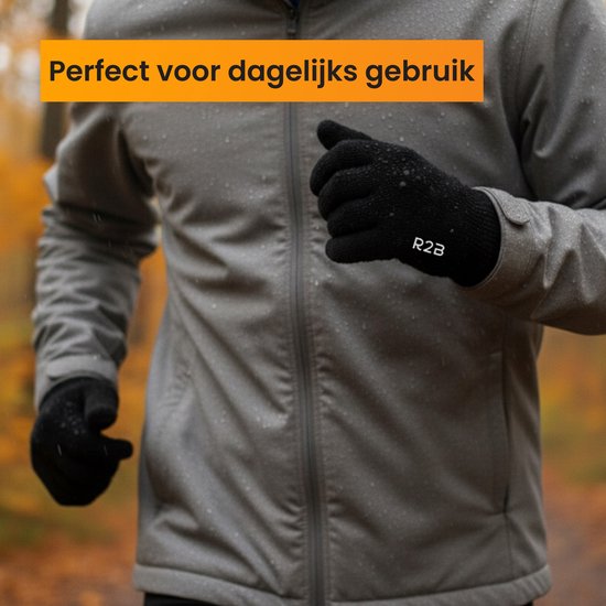 Man met zwarte R2B handschoenen tijdens het hardlopen in de herfst.