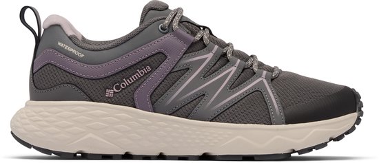 Zijzicht van een grijze, waterdichte wandelschoen met paarse biezen en Columbia logo.
