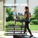 Vrouw op zwarte loopband VirtuFit TR-50i, train met Kinomap en Fitshow apps.