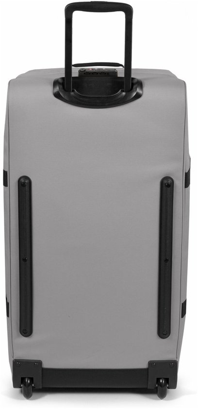 Achterkant van een grijze Eastpak koffer met zwarte wielen en beschermstrips.