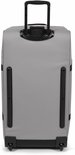 Achterkant van een grijze Eastpak koffer met zwarte wielen en beschermstrips.