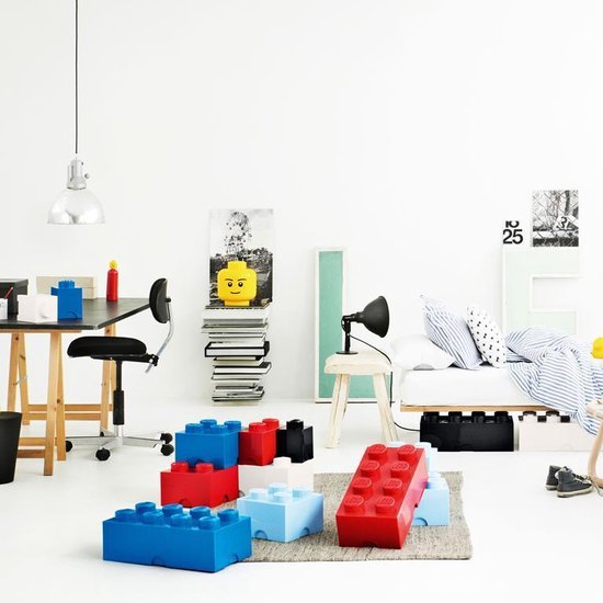 Woonruimte met LEGO opbergdozen in blauw, rood, lichtblauw en zwart, en een LEGO hoofd.