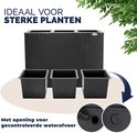 Zwarte plantenbak in polyrotan-look met drie vakken. Tekst: "Met opening voor gecontroleerde waterafvoer". Twee details van de waterafvoer.