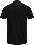 Achterkant van een zwart poloshirt.