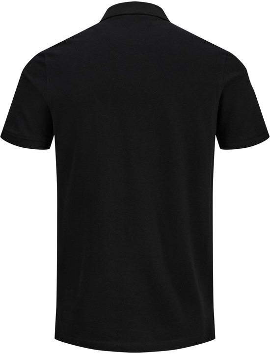 Achterkant van een zwart poloshirt.
