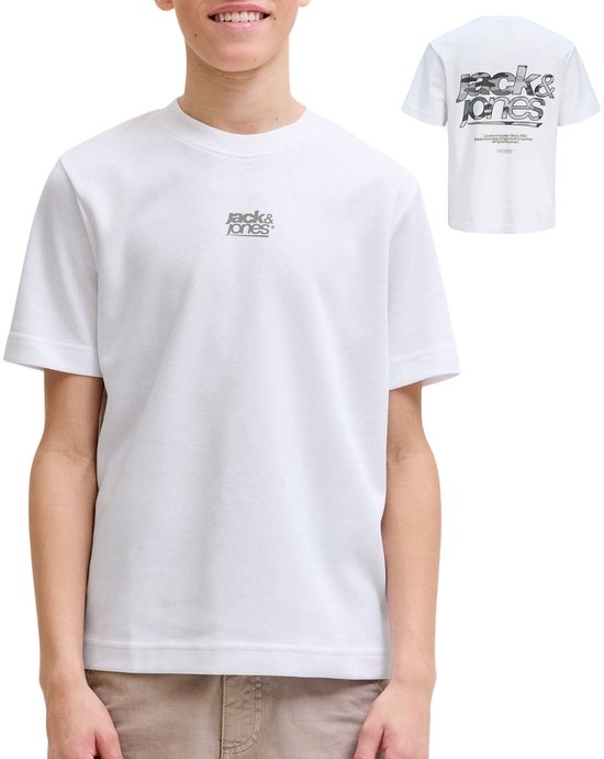 Jongens in wit T-shirt met grijs Jack & Jones logo op de borst en een inset van de achterkant.