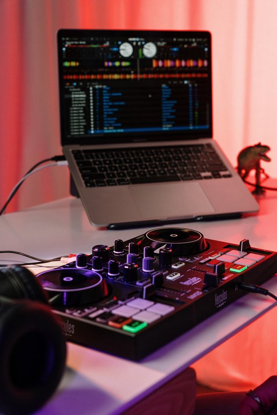 DJControl Inpulse 200 MK3 controller met verlichte pads op een bureau, met laptop en koptelefoon.