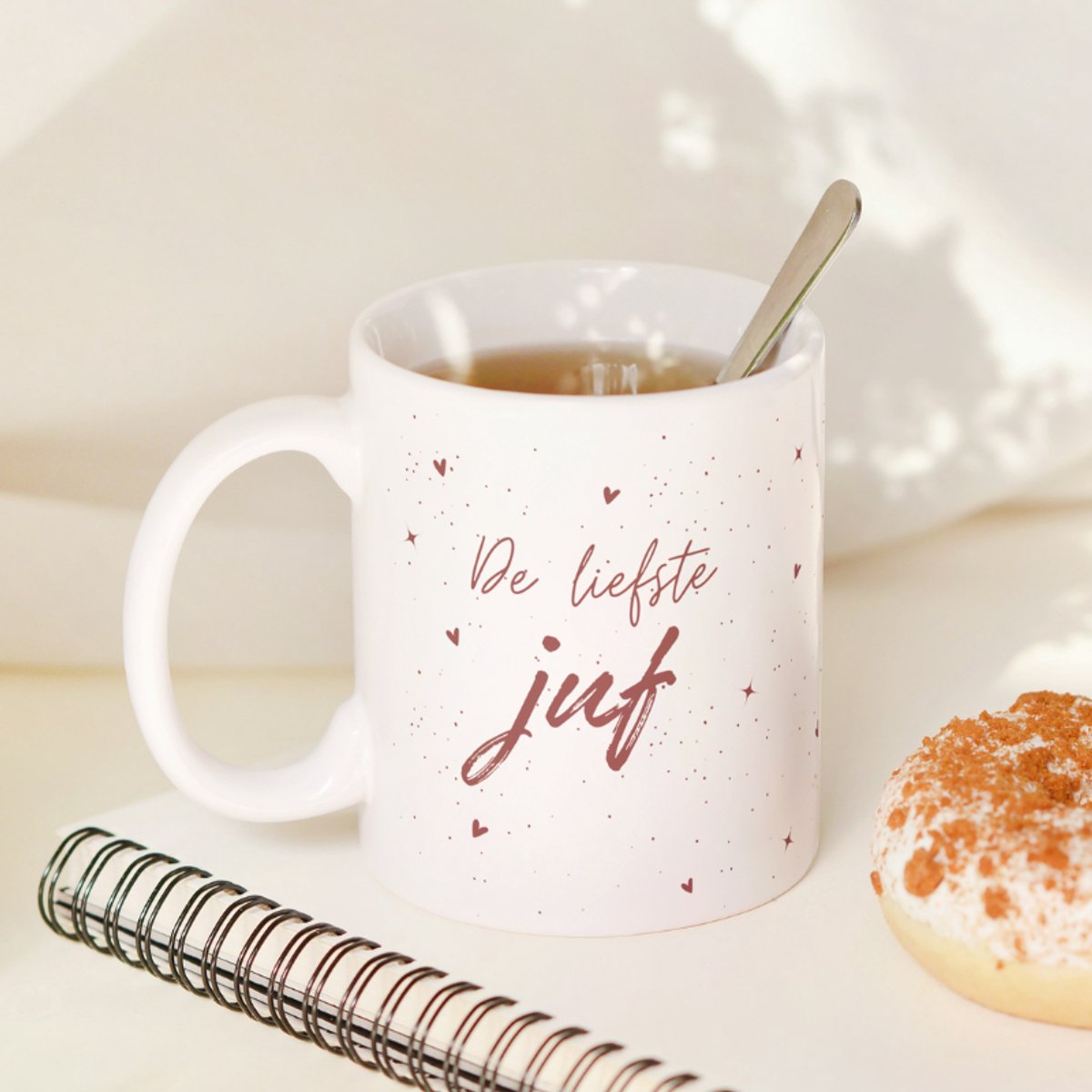Mok liefste juf - juffrouw afscheid cadeautje - cadeau voor de juf - roze juffrouw mok met hartjes