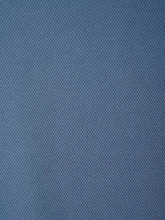 Gedetailleerde textuur van blauwe poloshirtstof.