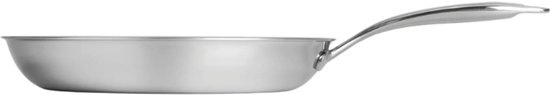 Zilverkleurige koekenpan met metalen handvat, van de zijkant gezien.