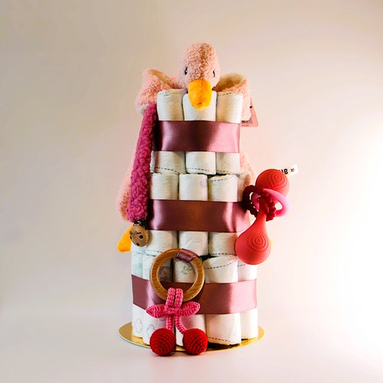 Luiertaart - meisje roze - Pampers luiers - kraamcadeau baby - babyshower cadeau - knuffeldoek eend - rammelaar - bijtring kers - speenkoord van Luiertaart — afbeelding 2