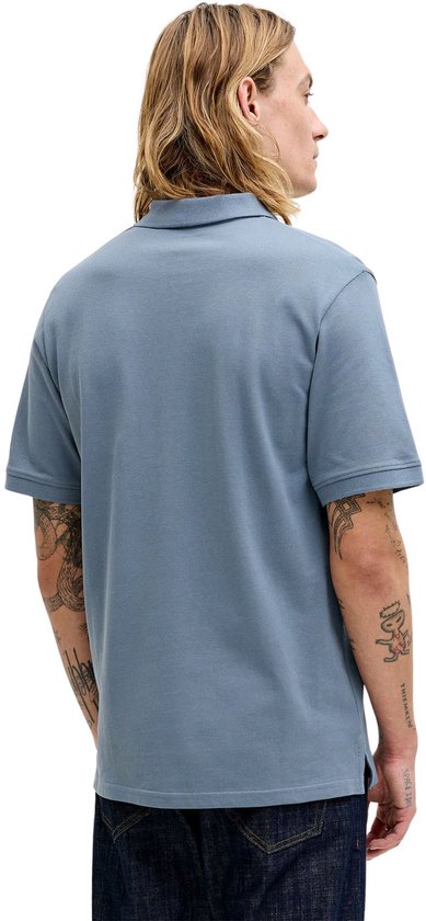 Blauw poloshirt met korte mouwen, de achterkant is effen.