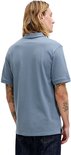 Blauw poloshirt met korte mouwen, de achterkant is effen.
