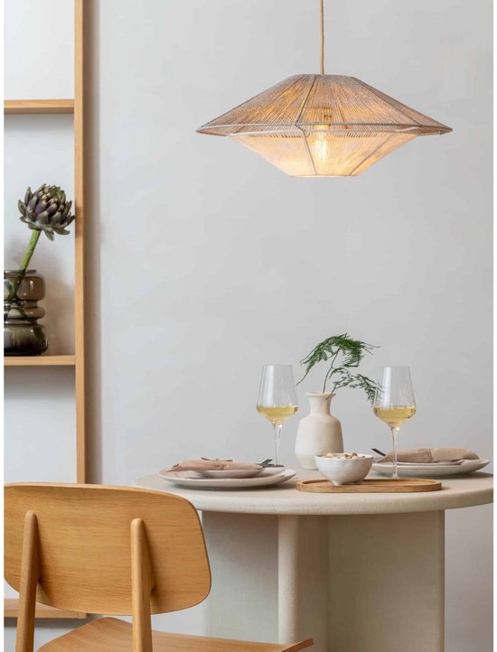 Beige touw hanglamp boven een eettafel in een modern interieur.