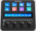 Zwart Stream Deck+ met blauwe en rode toetsen, LCD-scherm en vier draaiknoppen.