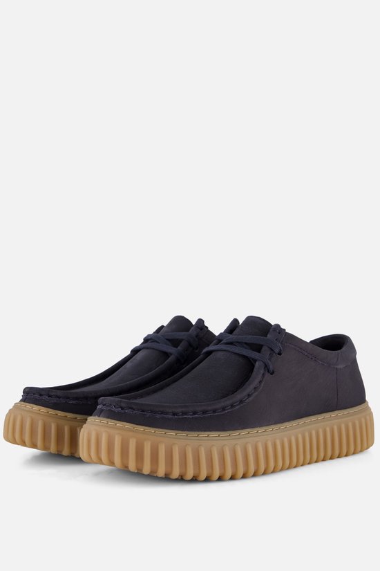 Chaussures bleu marine en daim avec semelle crêpe marron, vues de côté.