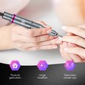 Hand voert manicure uit met zilverkleurige elektrische nagelvijl. Thuis te gebruiken, hoge kwaliteit.