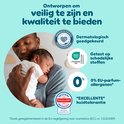 Vader houdt slapende baby vast. Dermatologisch goedgekeurd, getest op schadelijke stoffen, 0% EU-allergenen.