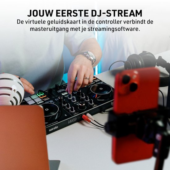 Handen bedienen de DJControl Inpulse 200 MK3. Red iPhone op statief en laptop ernaast.