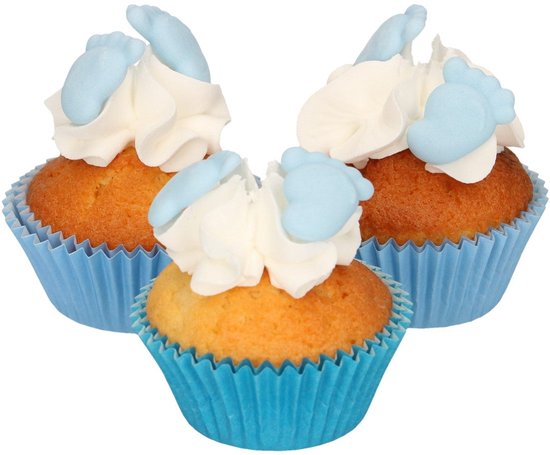 Drie cupcakes met witte slagroom en lichtblauwe babyvoetjes decoraties.