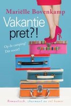 De cover van 'Vakantiepret?!' door Mariëlle Bovenkamp. Een stapel kleurrijke koffers met een vrouw in roze pumps.